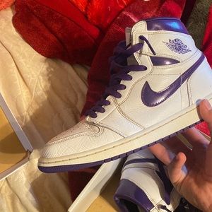 I’m selling air Jordan 1s and the size is 11.5